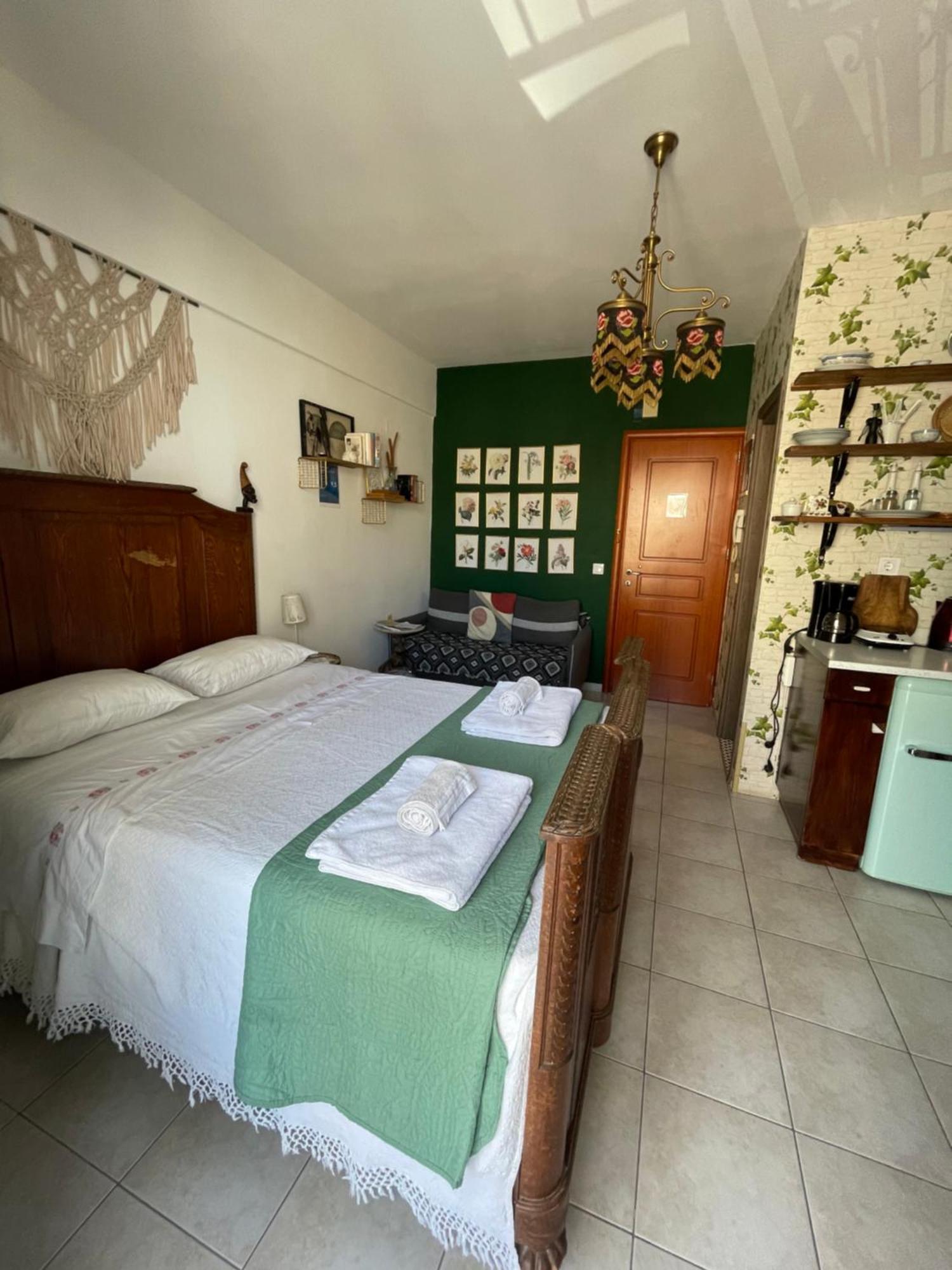 Apartment 21 *